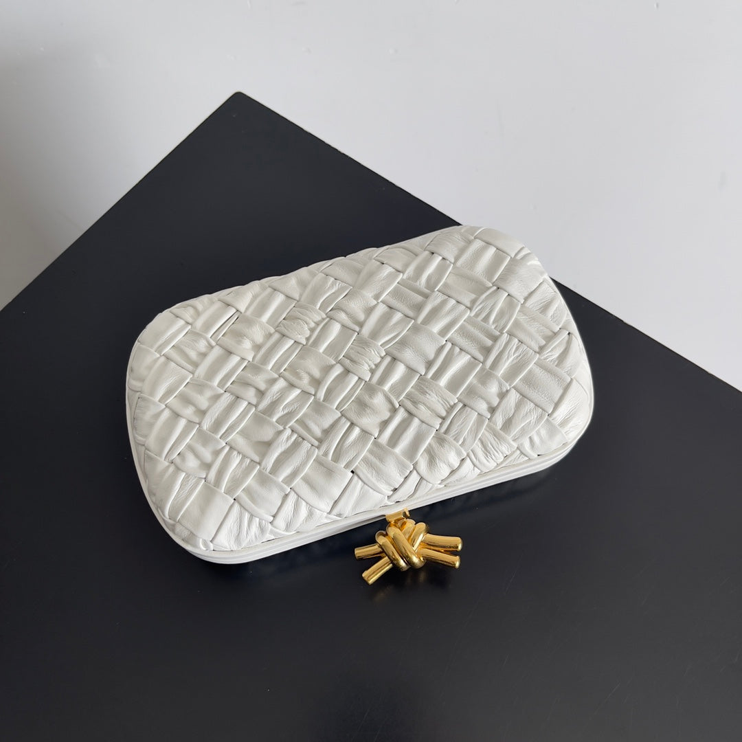 Classic Knot 20 In White Lambskin