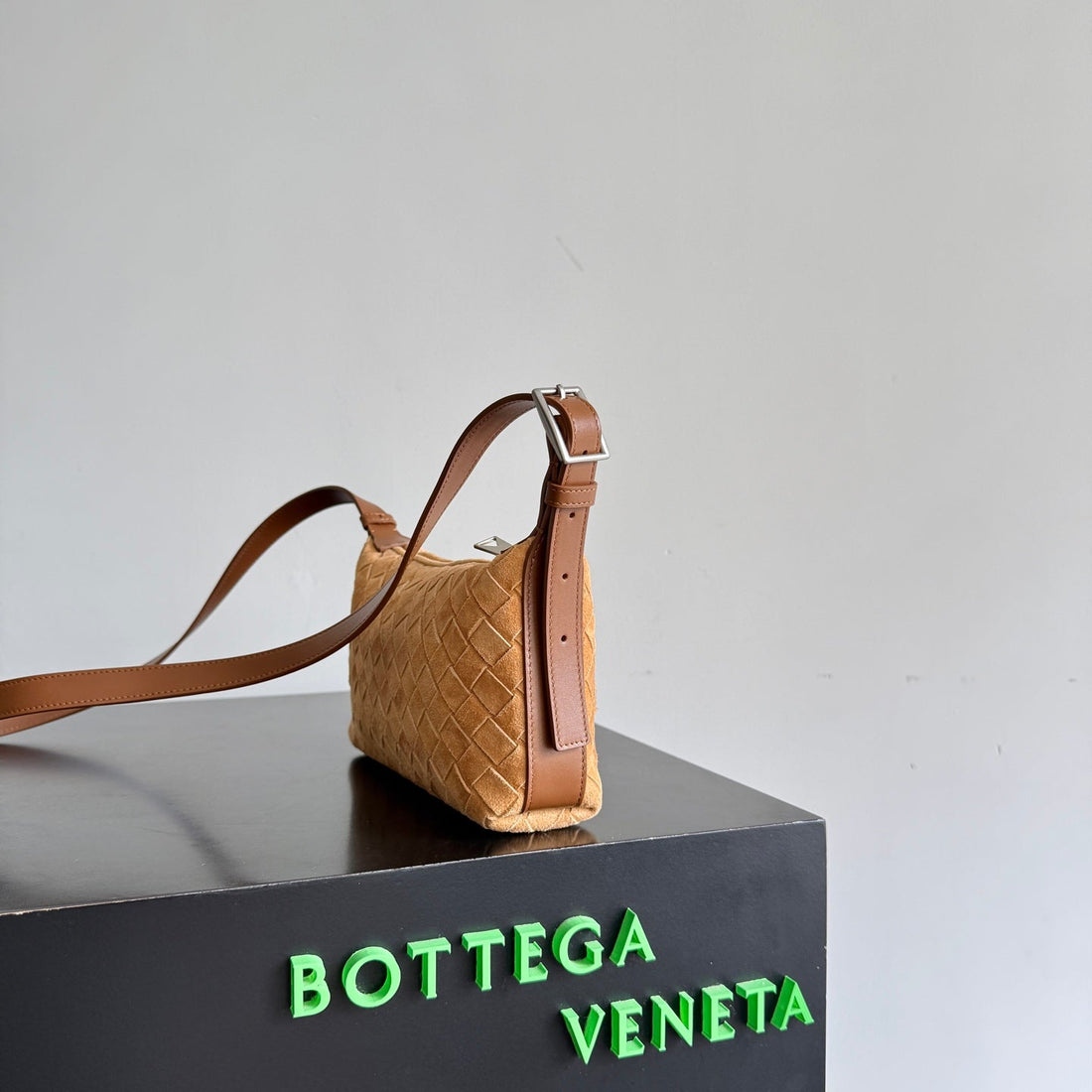 Bv Traveler Phone Pouch Brown Intrecciato Suede