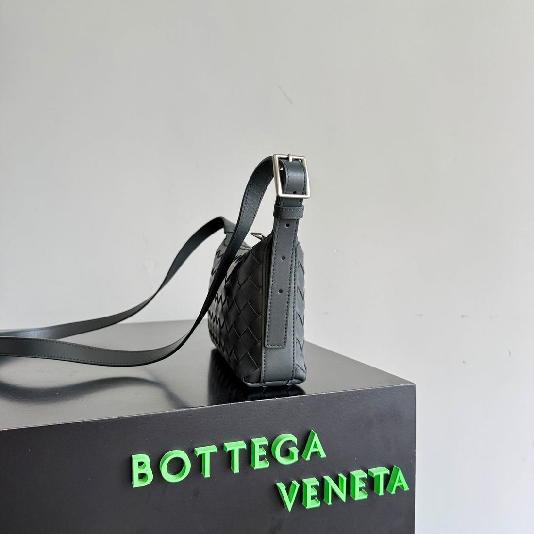 Bv Traveler Phone Pouch Black Intrecciato Calfksin