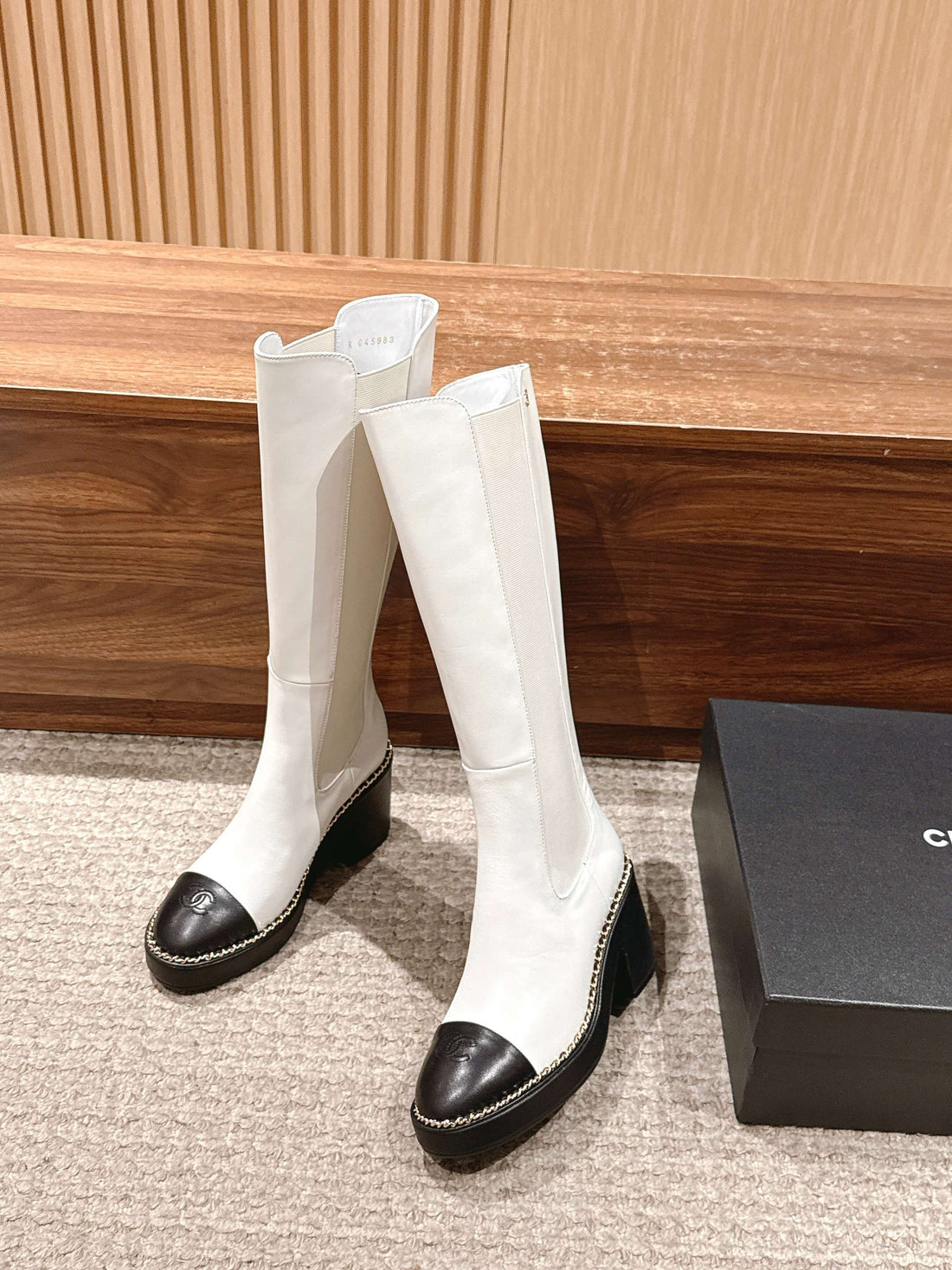 CC 25 Chelsea High Boots With Chain 85MM Black White Calfskin 428215