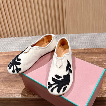 Lp Floaty Embroidered Flats Loafer Cream Suede 553987