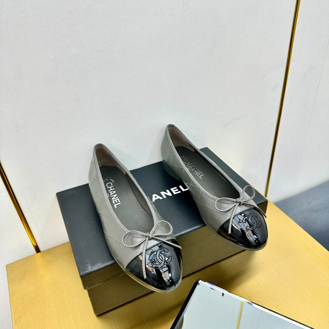 CC Ballet Flats In Grey Lambskin And Black Patent Calfskin 137422