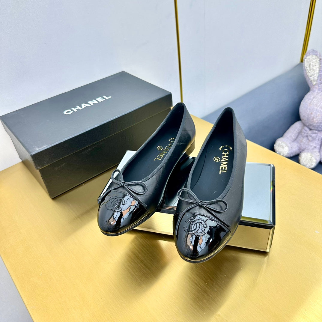 CC Ballet Flats In Black Lambskin And Black Patent Calfskin 137426