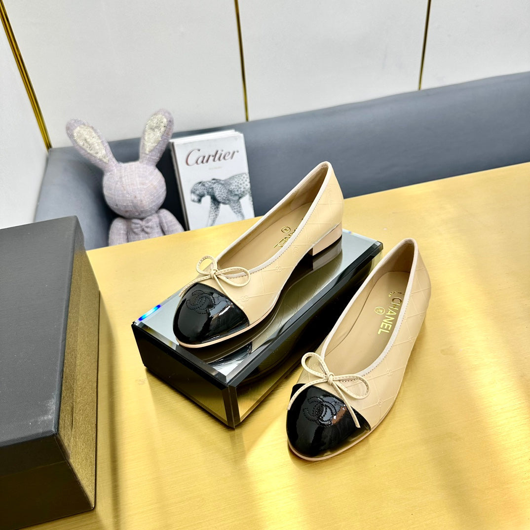 CC Ballet Flats In Beige Lambskin And Black Patent Calfskin 137428