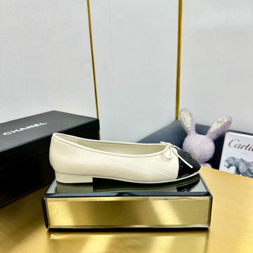 CC Ballet Flats In Cream Lambskin And Black Patent Calfskin 137430