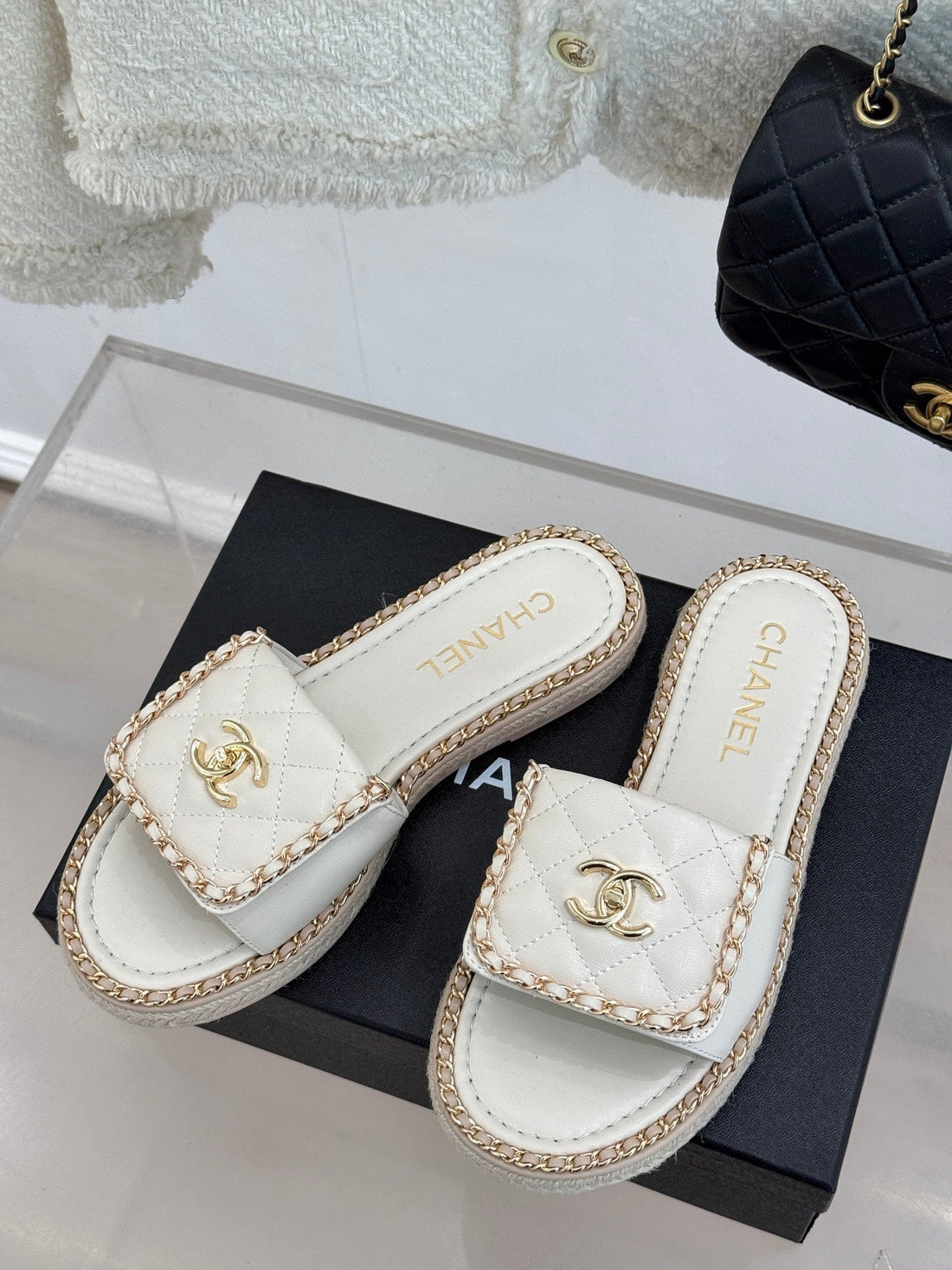 Flat Chain Heart Slipper In White Lambskin