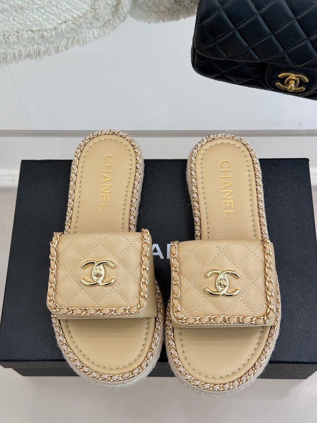 Flat Chain Heart Slipper In Bisque Beige Lambskin