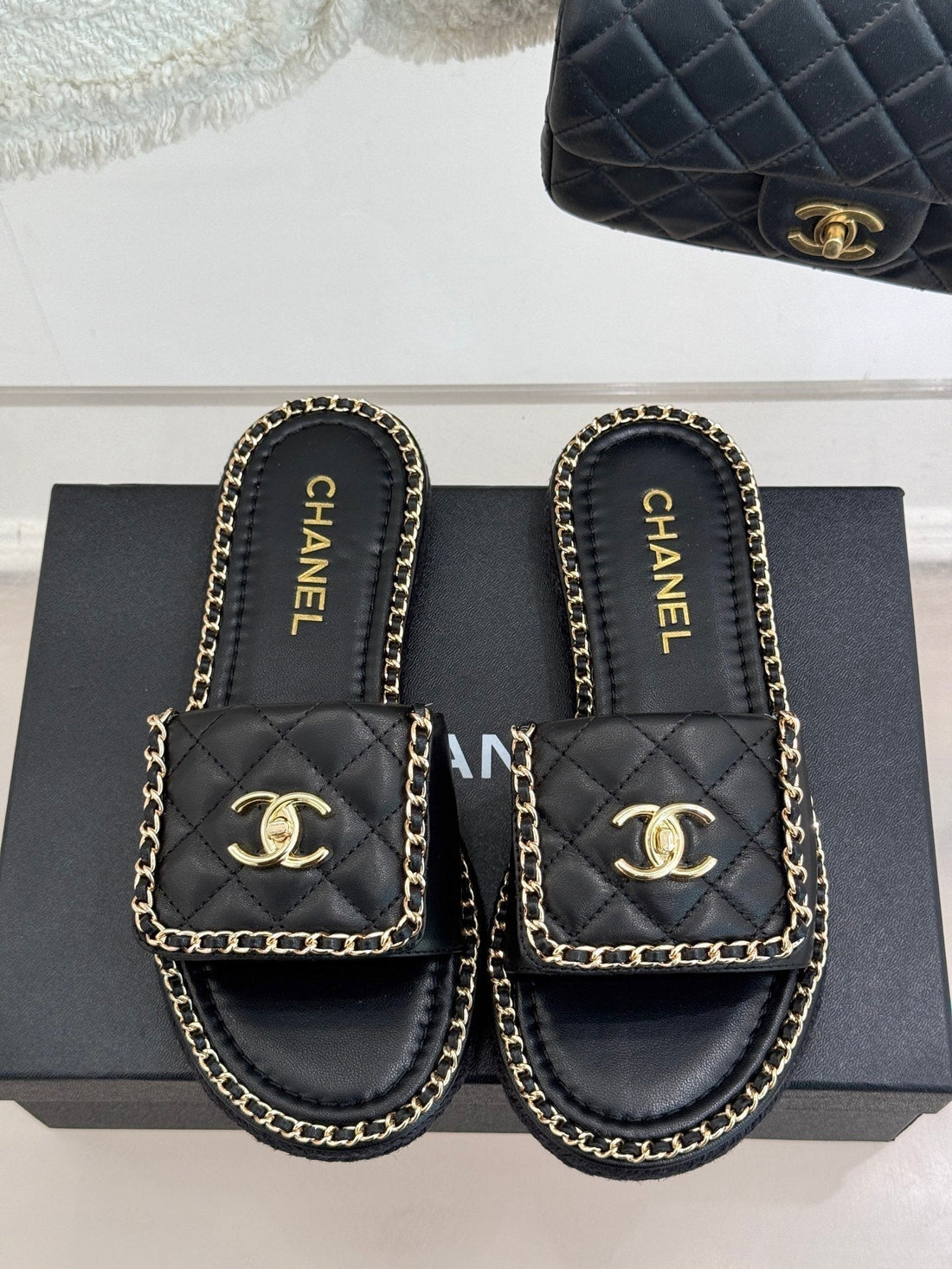 Flat Chain Heart Slipper In Black Lambskin