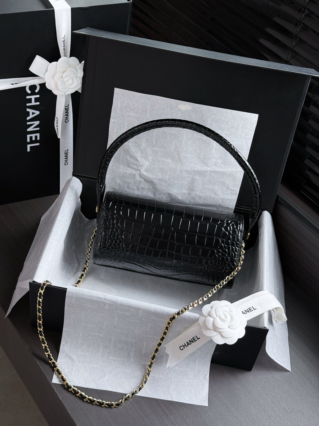 CC 26S Clutch With Chain 23CM Black Crocodile Embossed Calfskin