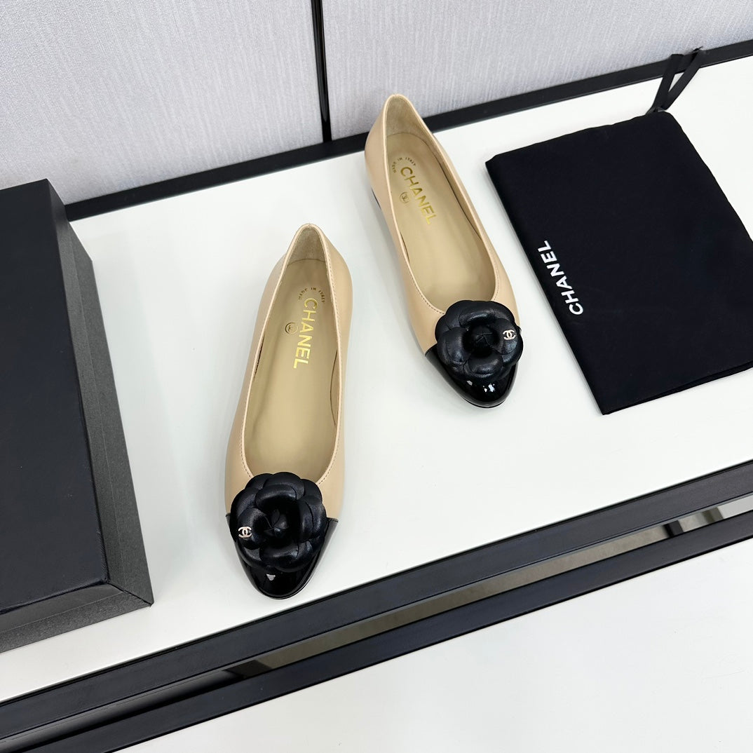 Ballet Flat Flower Beige Calfskin Black Patent Calfskin