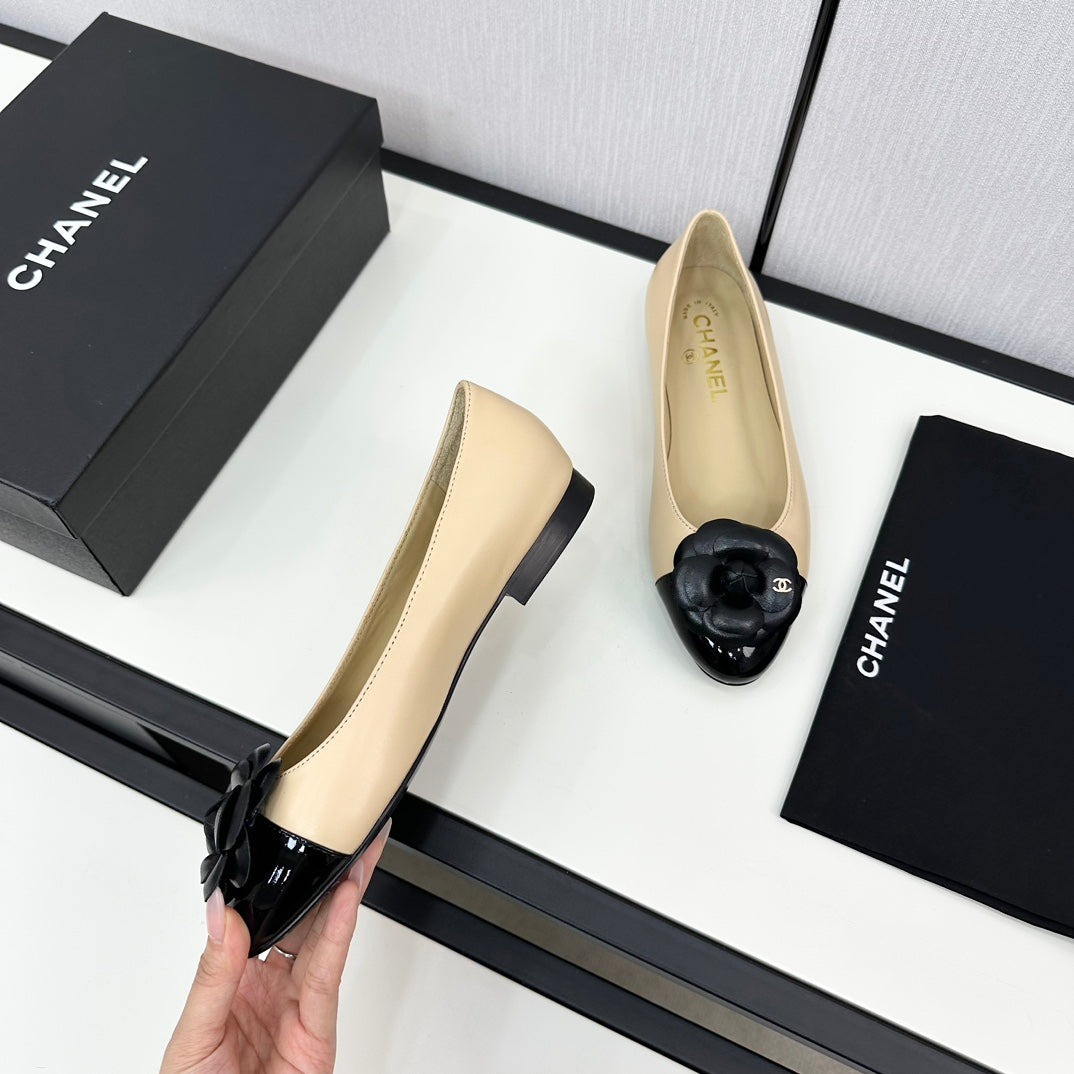 Ballet Flat Flower Cream Calfskin Black Patent Calfskin