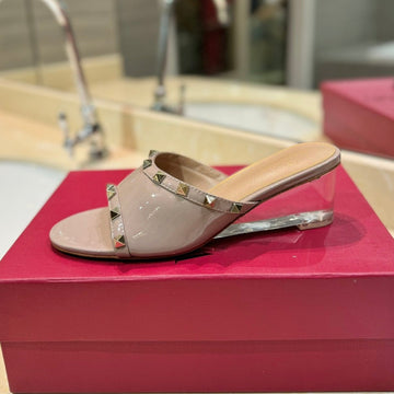 Rockstud Mule Sandals With Transparent Heel In Crepe Pink Calfskin