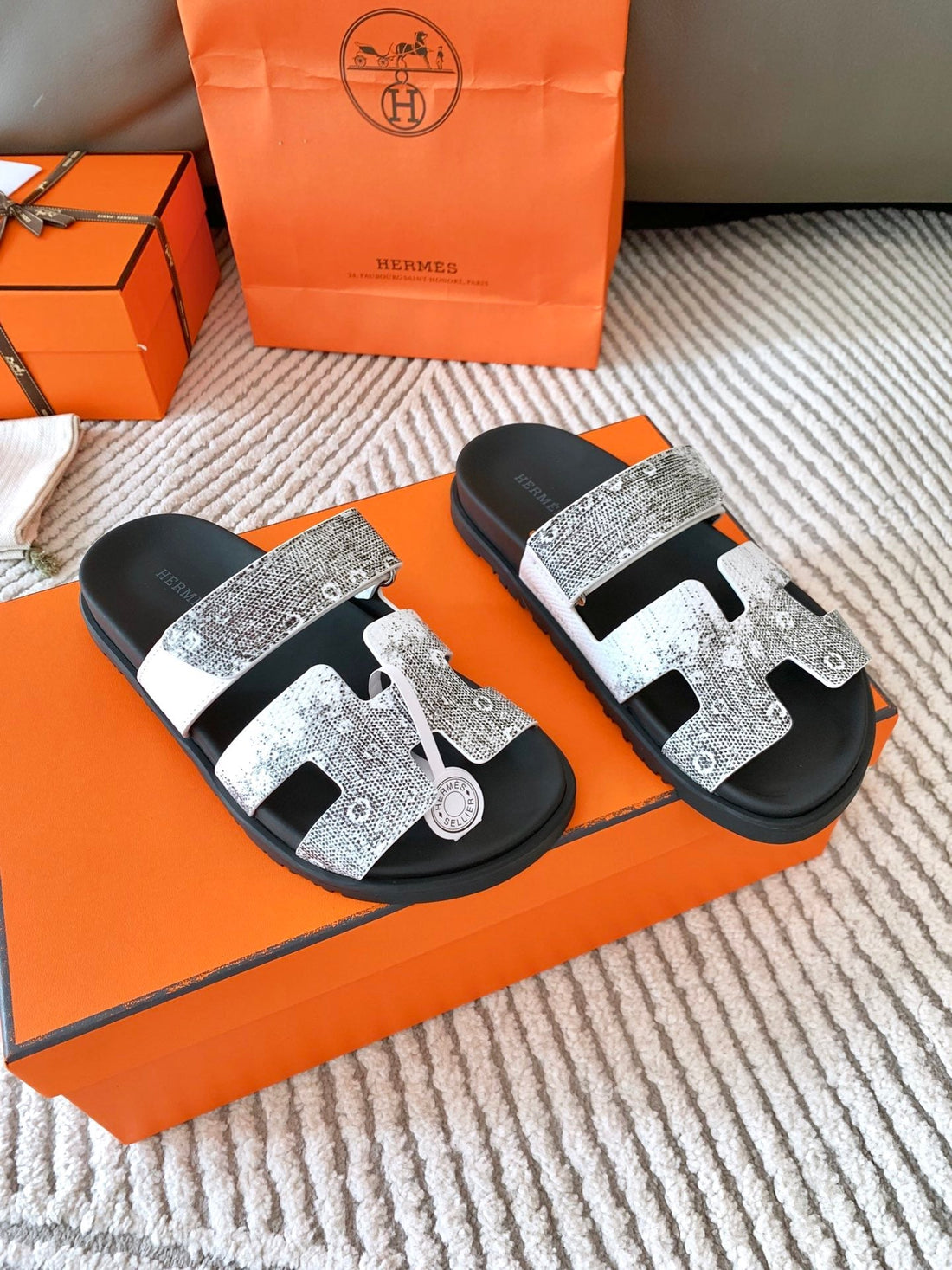 Hm Chypre Sandal Ombre White Black Cowhide 963215