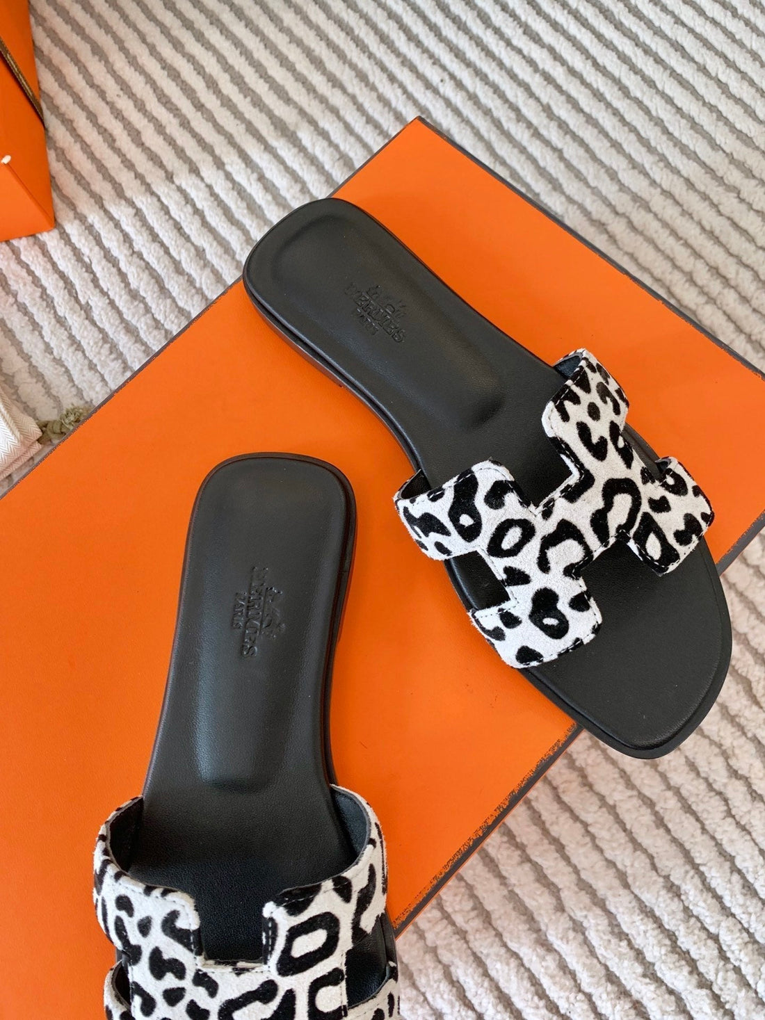 Hm Oran Sandal White With Black Pattern Calfskin 963190