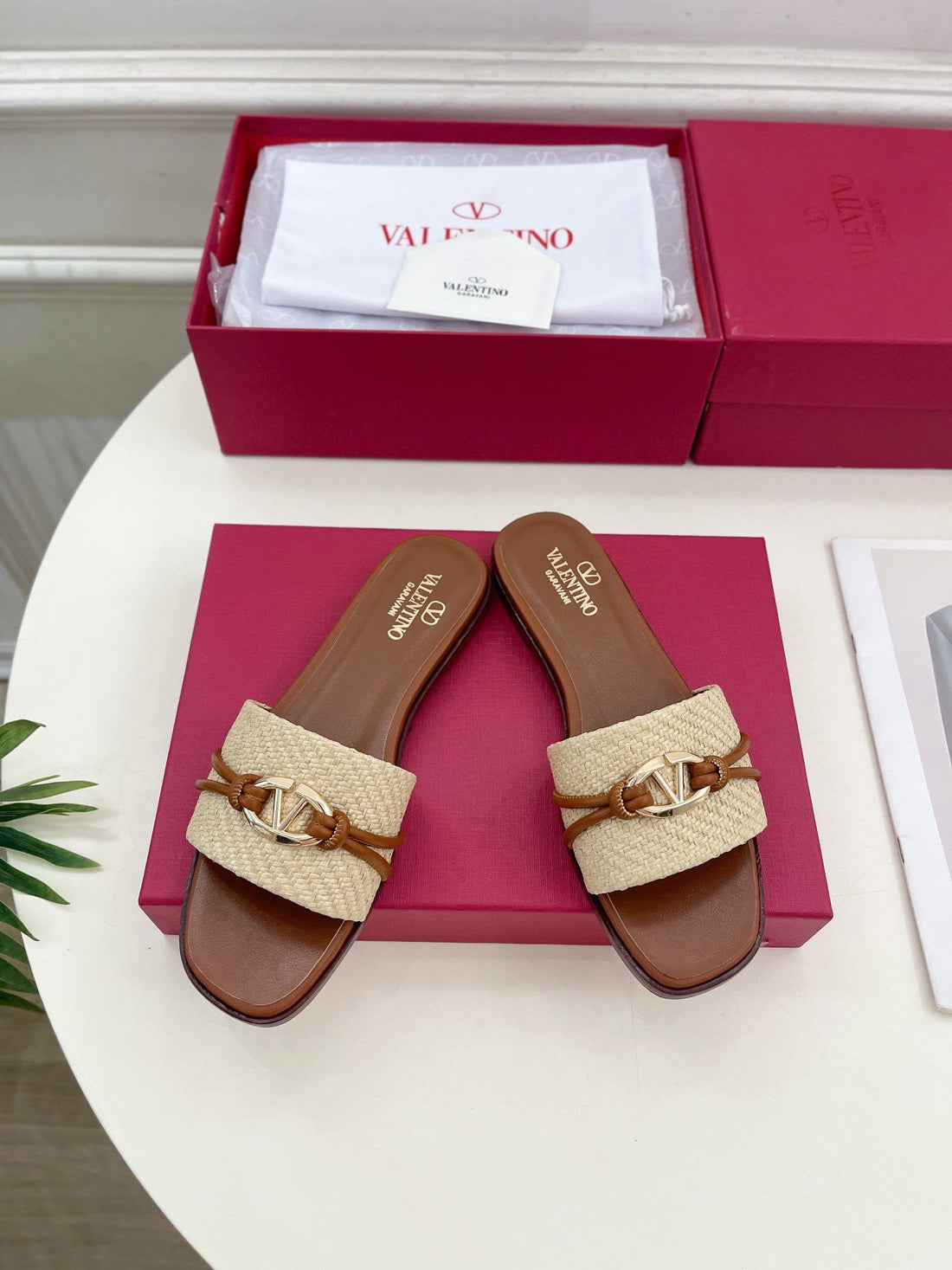 Garavani V Logo Signature Slide In Beige Raffia And Brown Calfskin