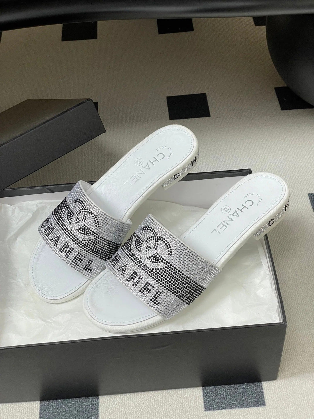 CC 26S Flat Sandals White Gray Sheepskin Rhinestones 649515