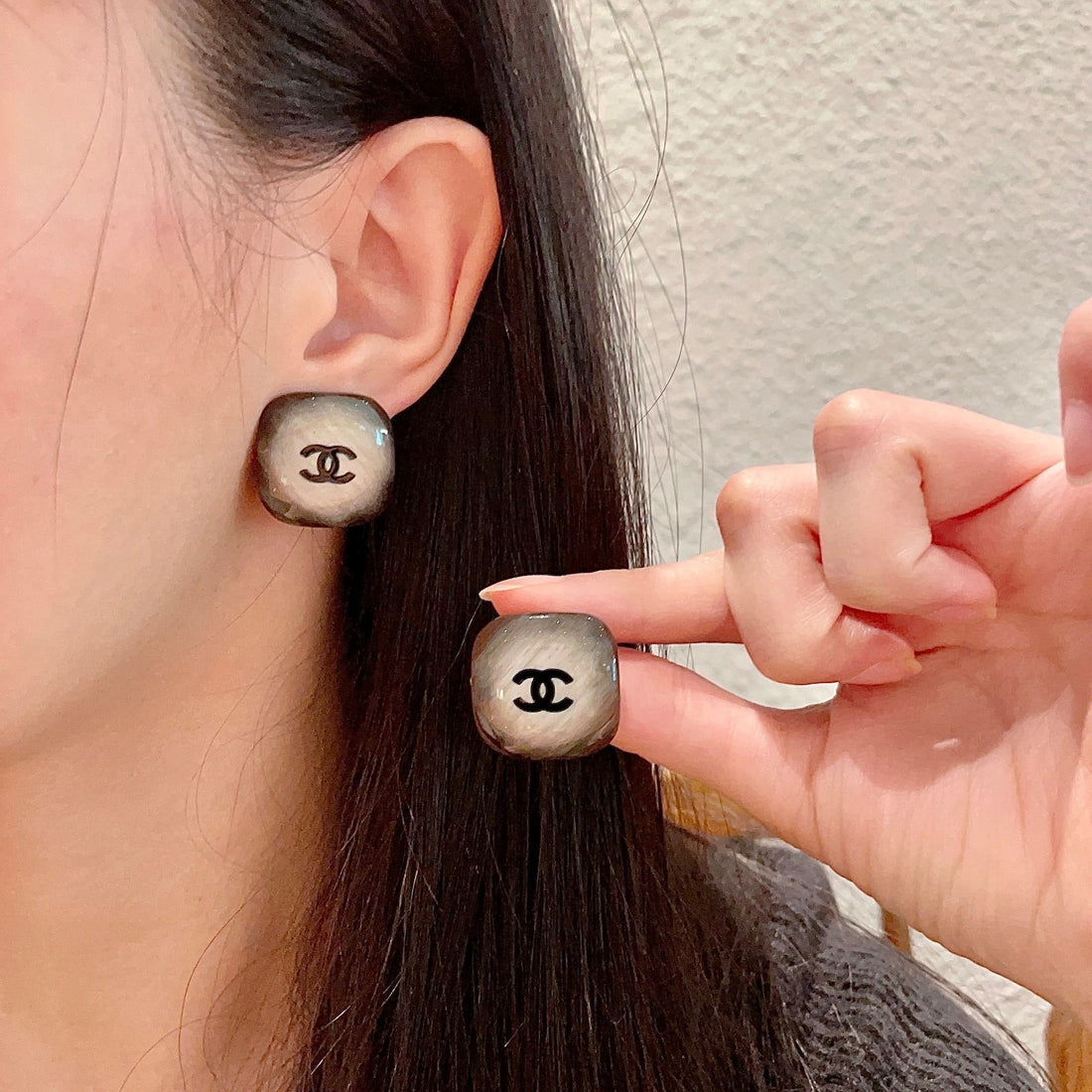Double C Stud Earrings In Ivory-To-Brown Resin Pattern