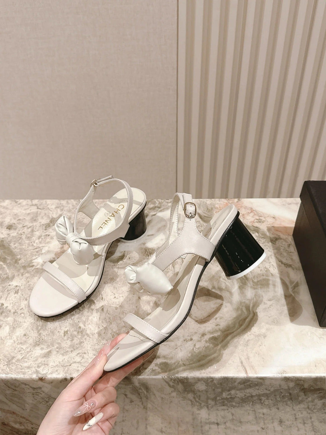 CC 26S Bow Sandals 55 White Cowhide 658465