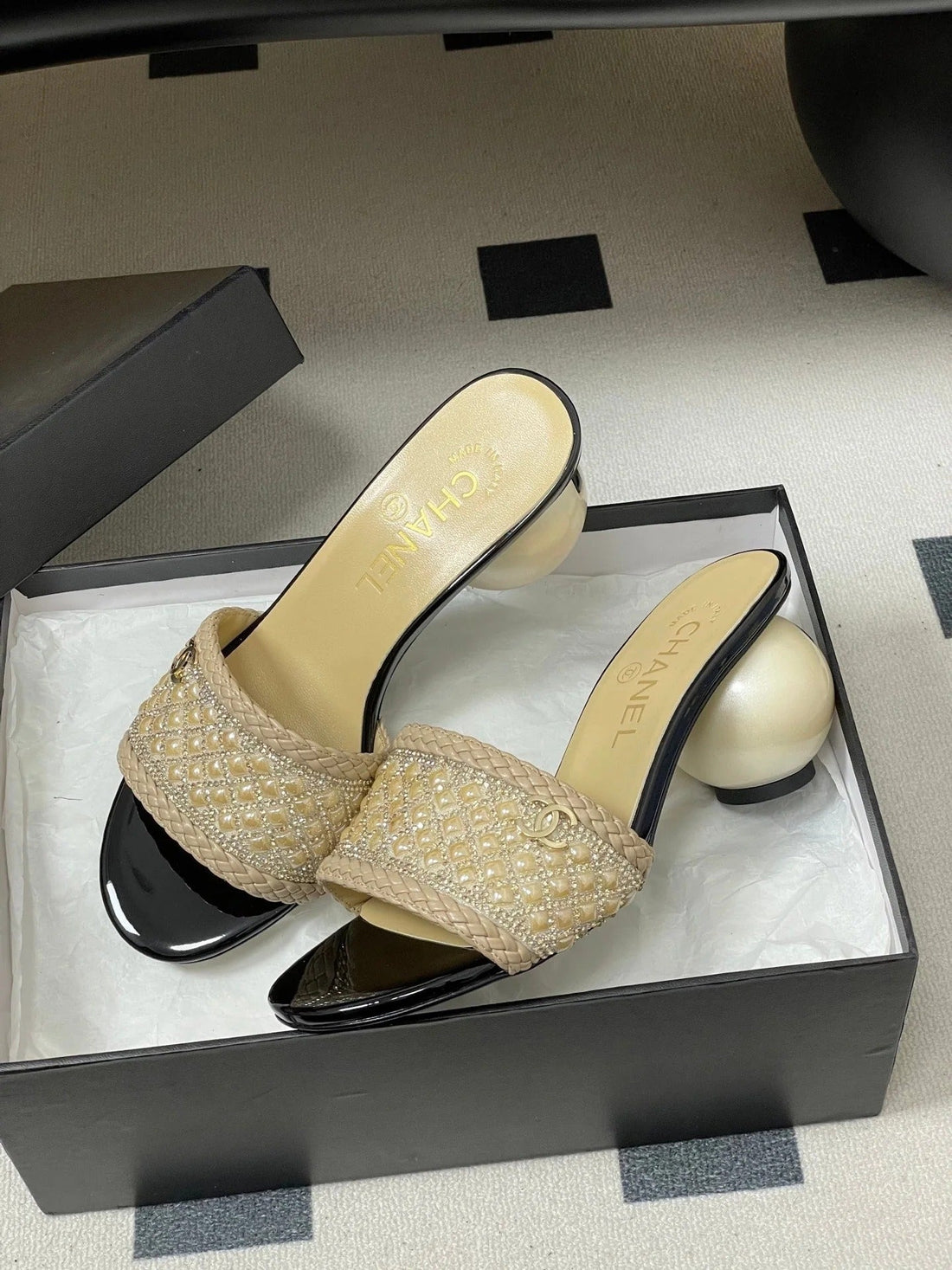 CC 26S Pearl Sandals 70 Beige Patent Leather 649538