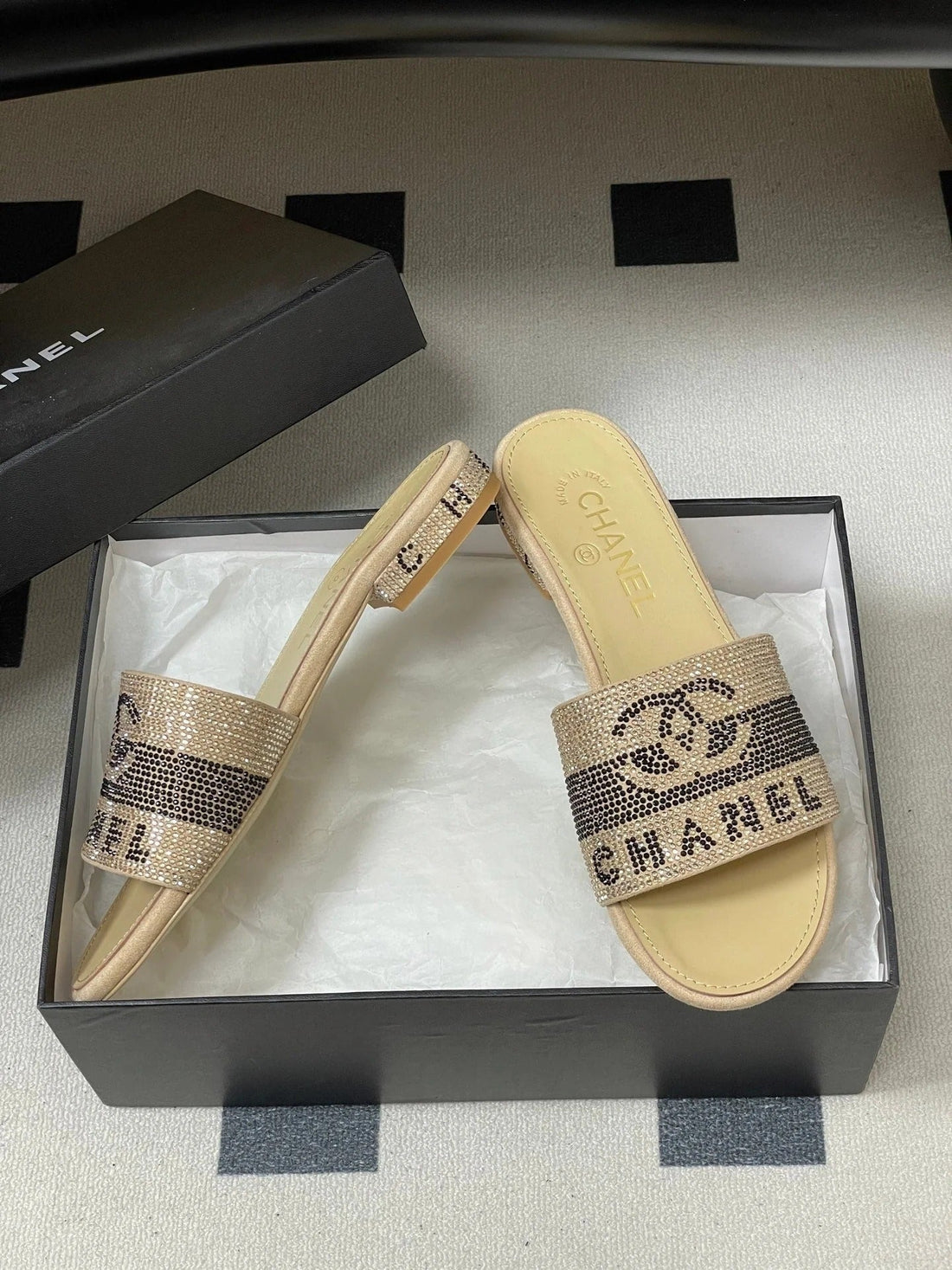 CC 26S Flat Sandals Beige Sheepskin Rhinestones 649514