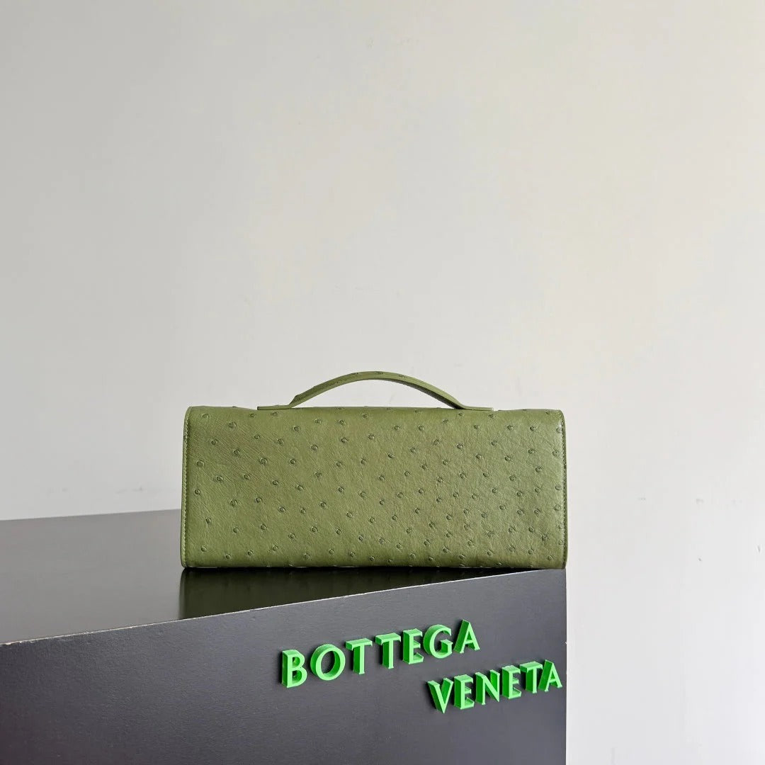 Bottega Veneta 2026 Andiamo Clutch 31CM Green Ostrich Leather 136974