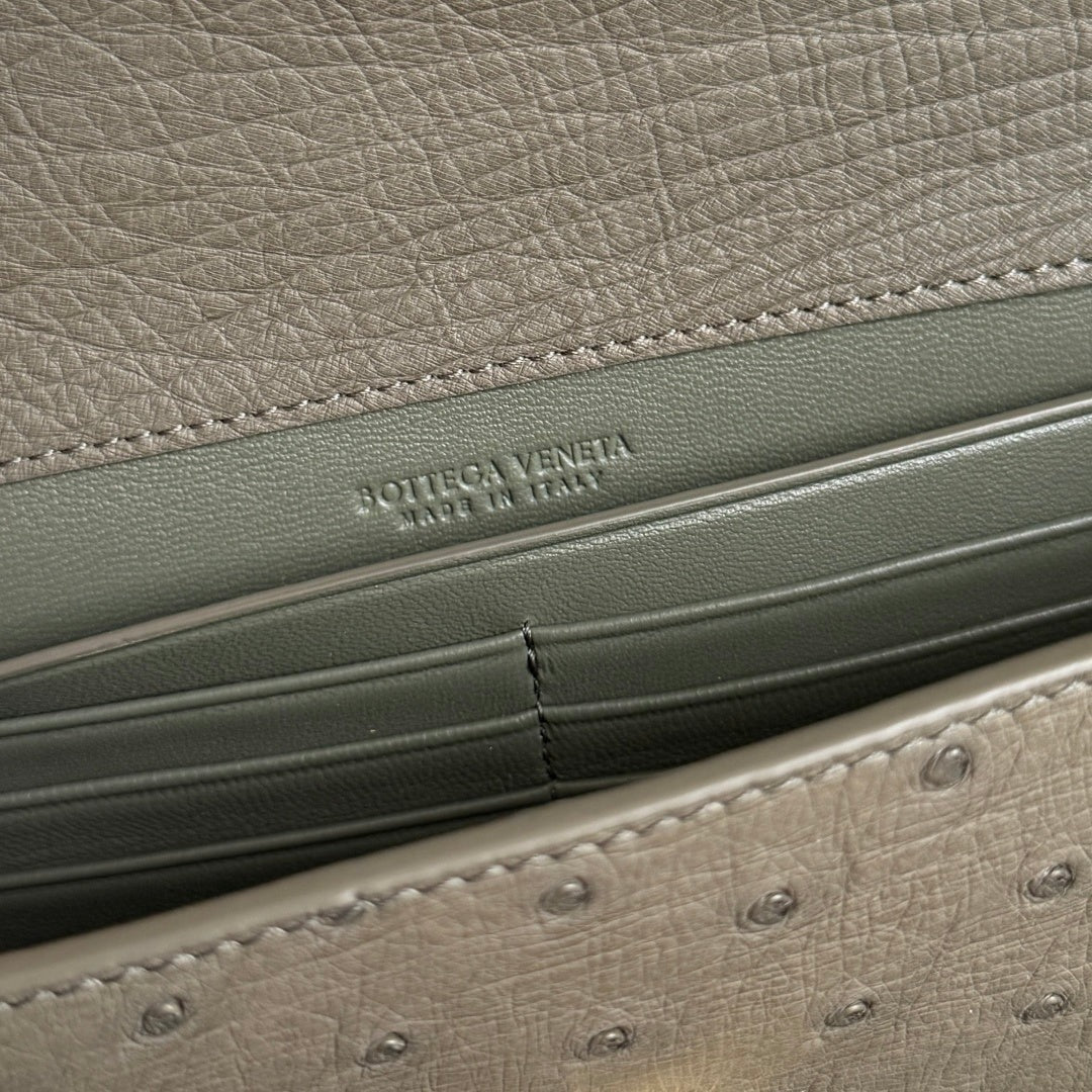 Bottega Veneta 2026 Andiamo Clutch 31CM Etoupe Ostrich Leather 136969