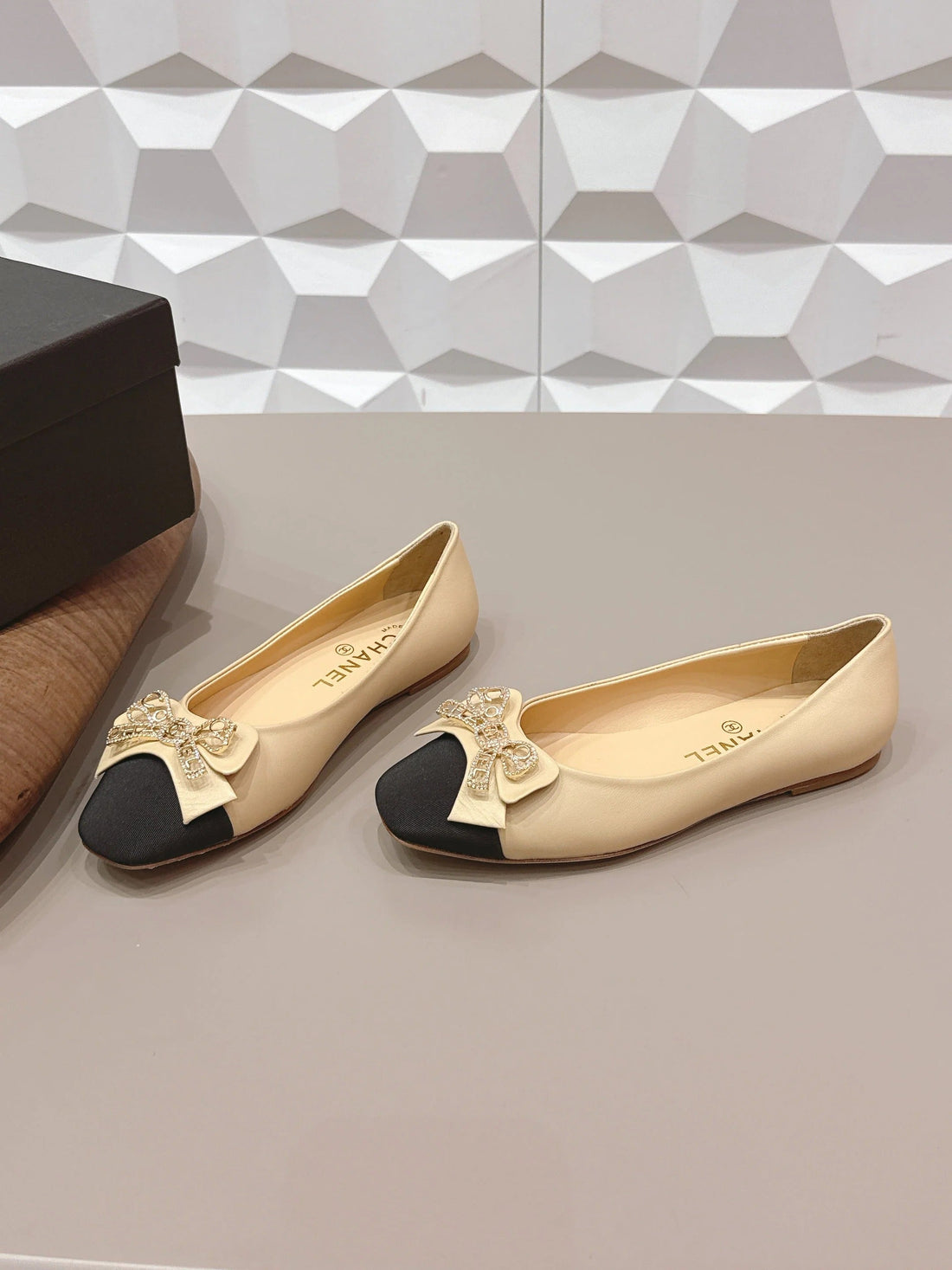 CC 26S Ballet Flats Beige Black Sheepskin 650292