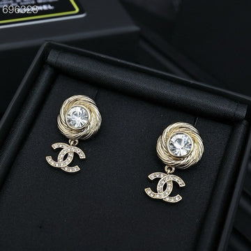 Pendant Earrings In Gold Metal White Crystal Twisted Ribbed Double C