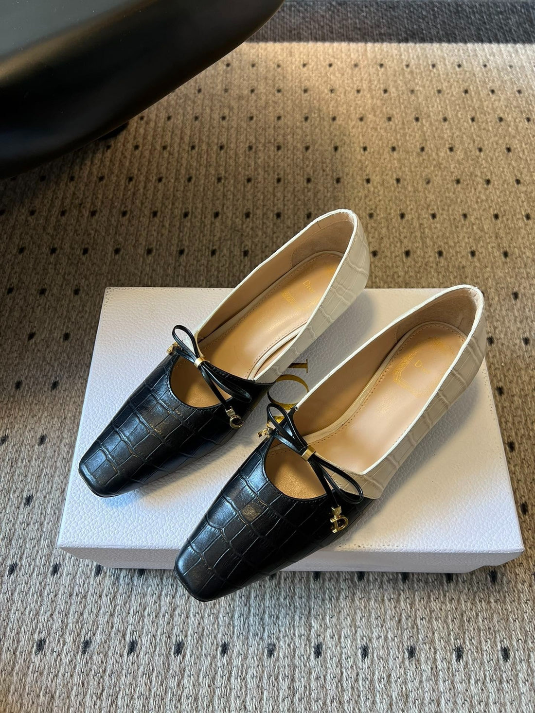 CD 26S Low Heel Pump 30 Black White Cowhide 651159