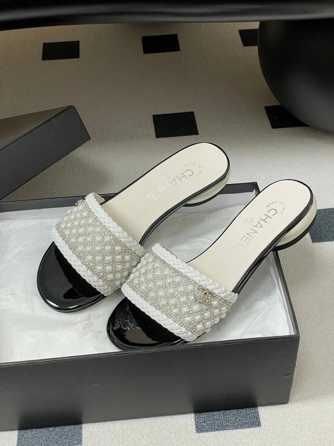 CC 26S Pearl Flat Sandals White Patent Leather 649542