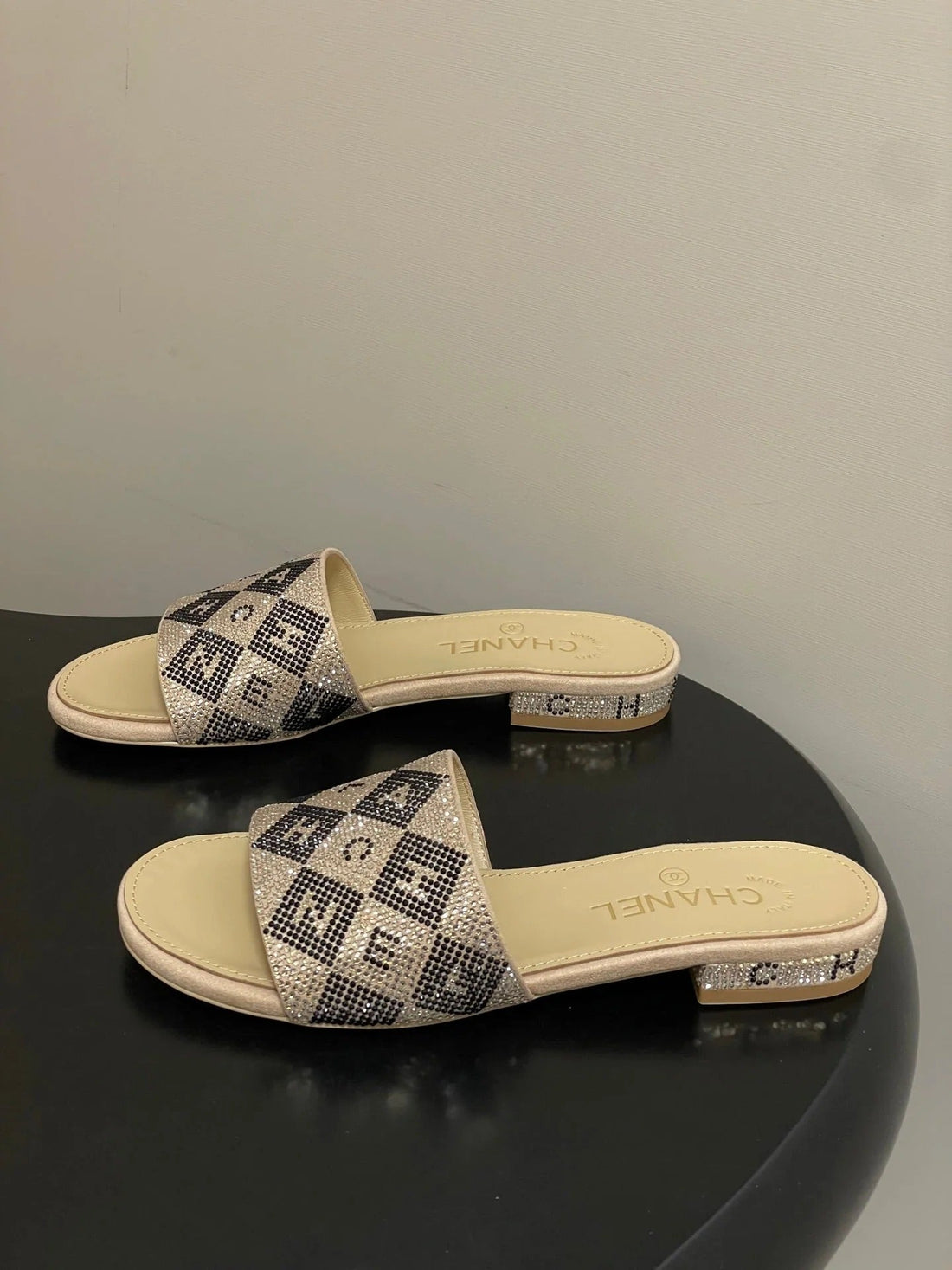 CC 26S Flat Sandals Beige Sheepskin Rhinestones 649520