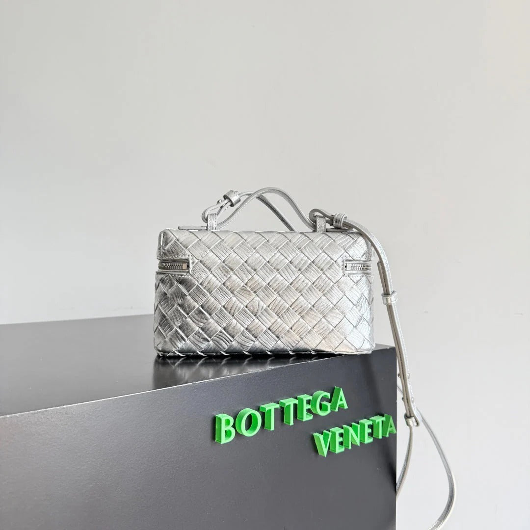 Bottega Veneta 2026 Bang Bang Vanity Case 22CM Silver Laminated Leather 137084