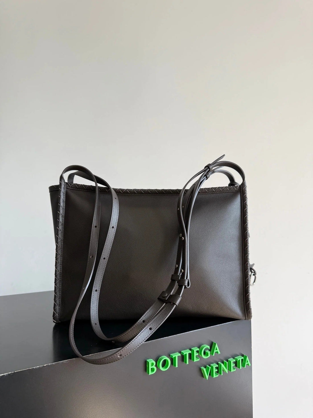 Bottega Veneta 2026 Corriere Zipped Messenger Bag Dark Brown Calfskin 136952
