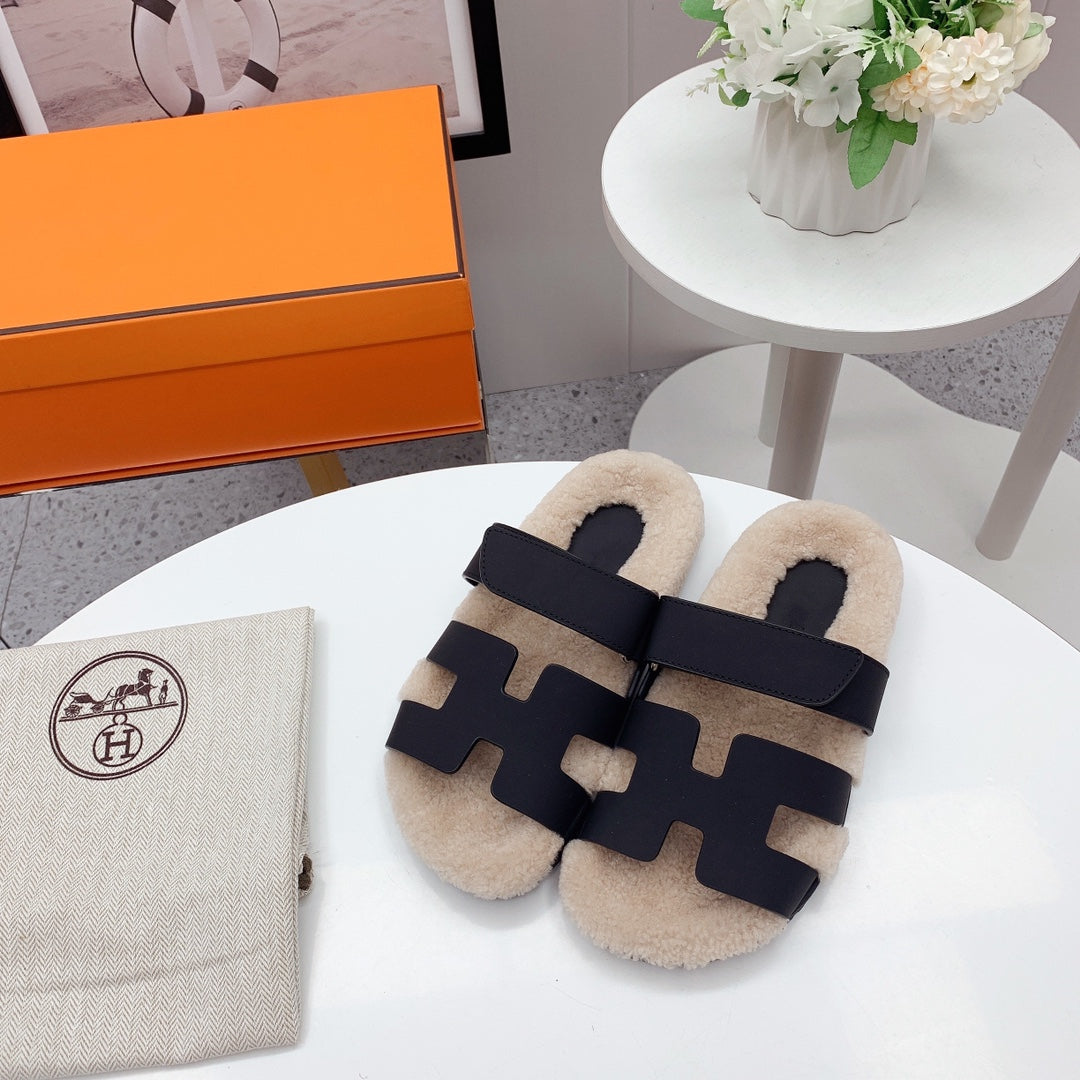 Chypre Sandal Beige Shearling Insole Black Goatskin Lining