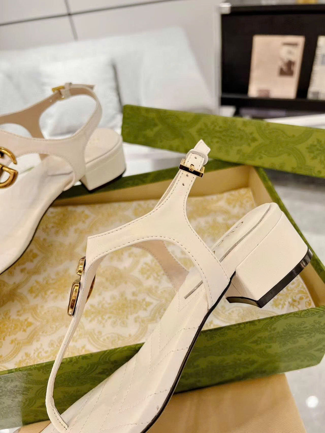 GG Marmont Thong Sandals In White Cowhide
